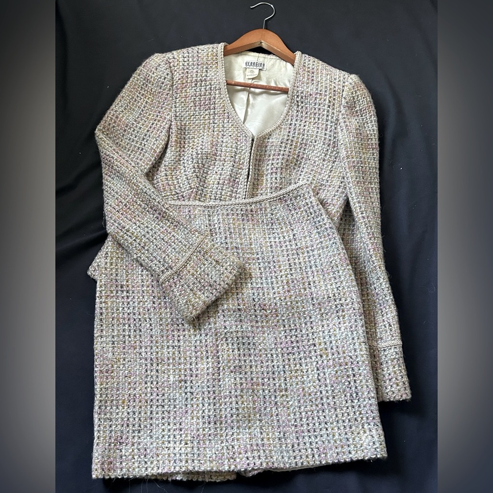 Vintage  Georgiou women’s  tweed suit. Sz 4 Barbie look pink , grays and tans.